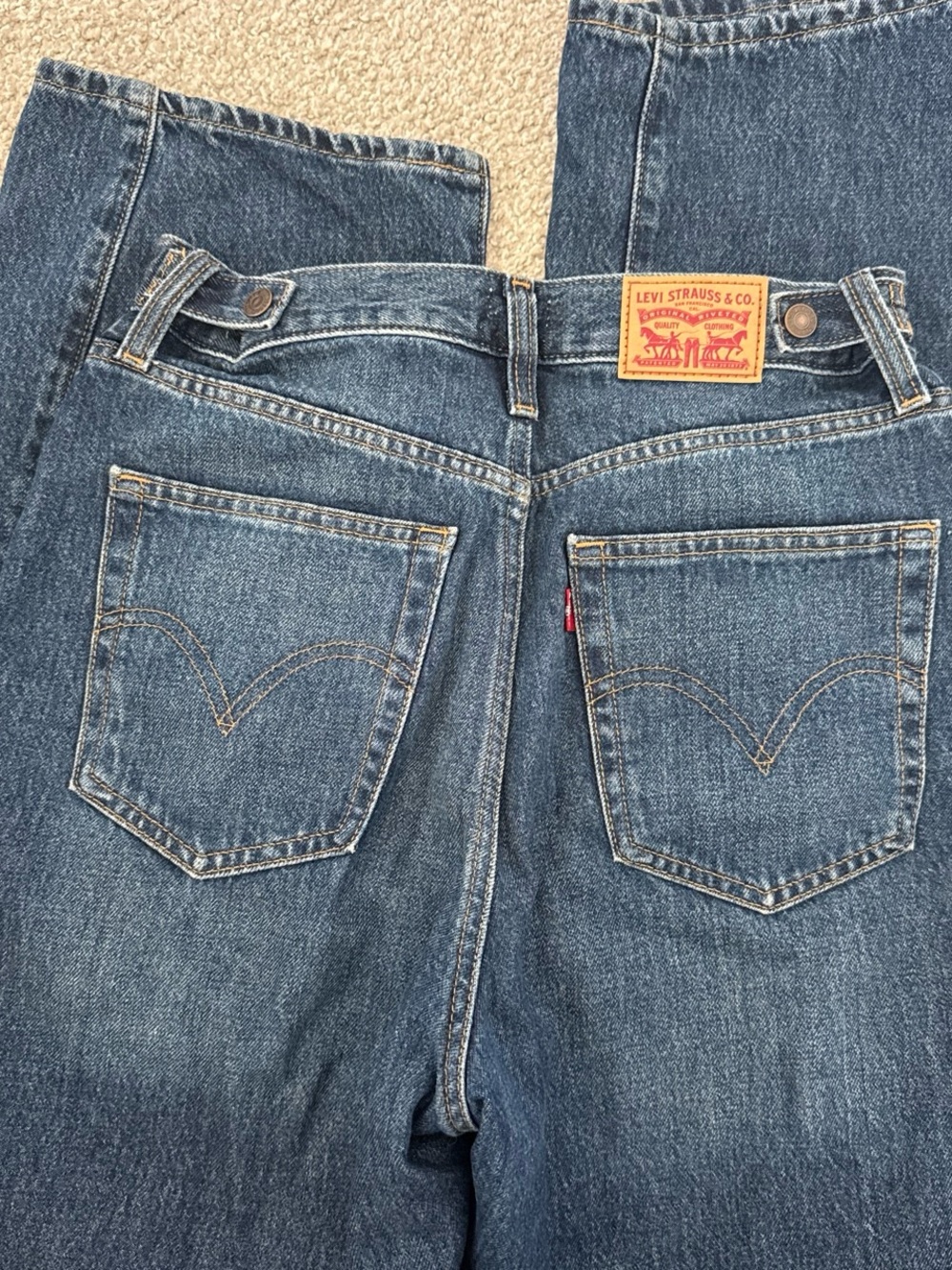 Like new! Levis Cinch Barrel dark wash jeans - Picture 3 of 5